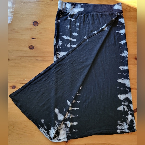 DKNY Jeans. Faux wrap midi skirt, black/ecru boho print in jersey knit. M - Picture 3 of 5